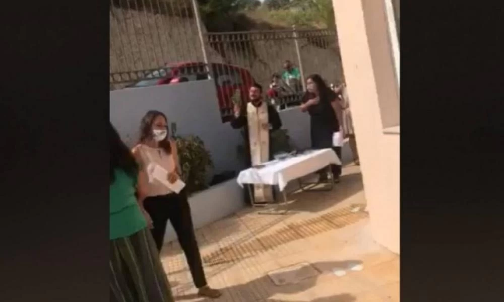 Αμετανόητος ο ιερέας κατά της μάσκας: Απείλησε την Έδρα με μηνύσεις!